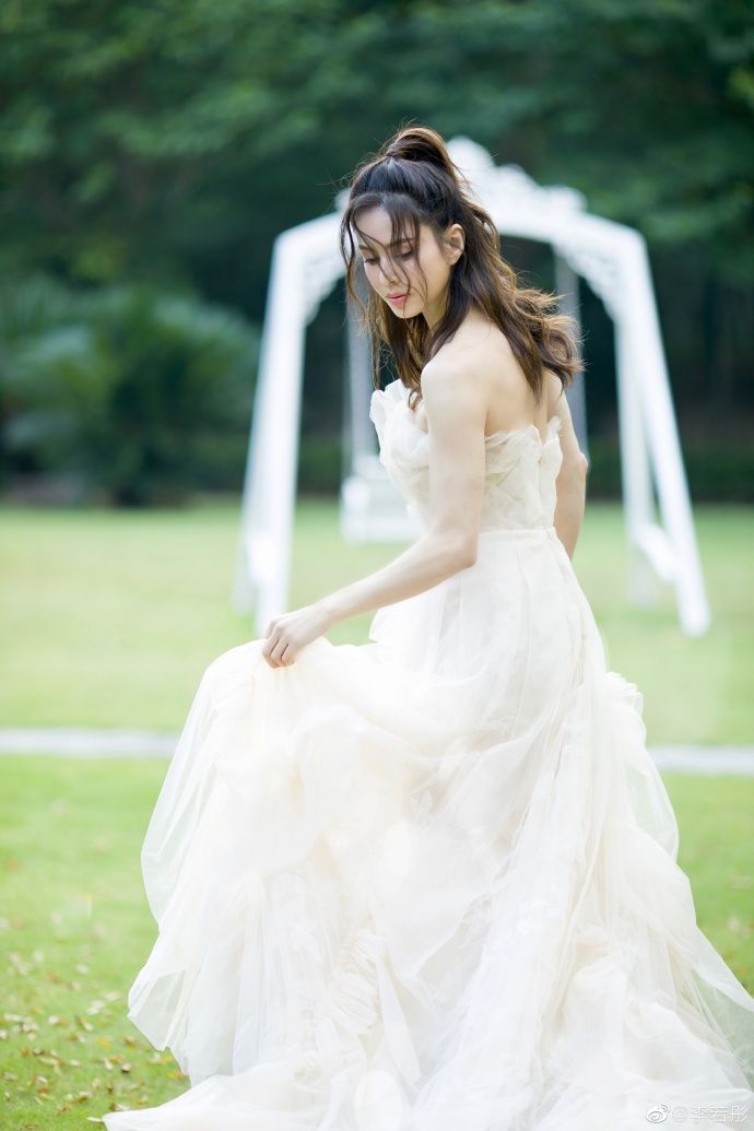 李若彤微博突晒婚纱造型照，引网友轰动﹕最美小龙女要嫁了吗？