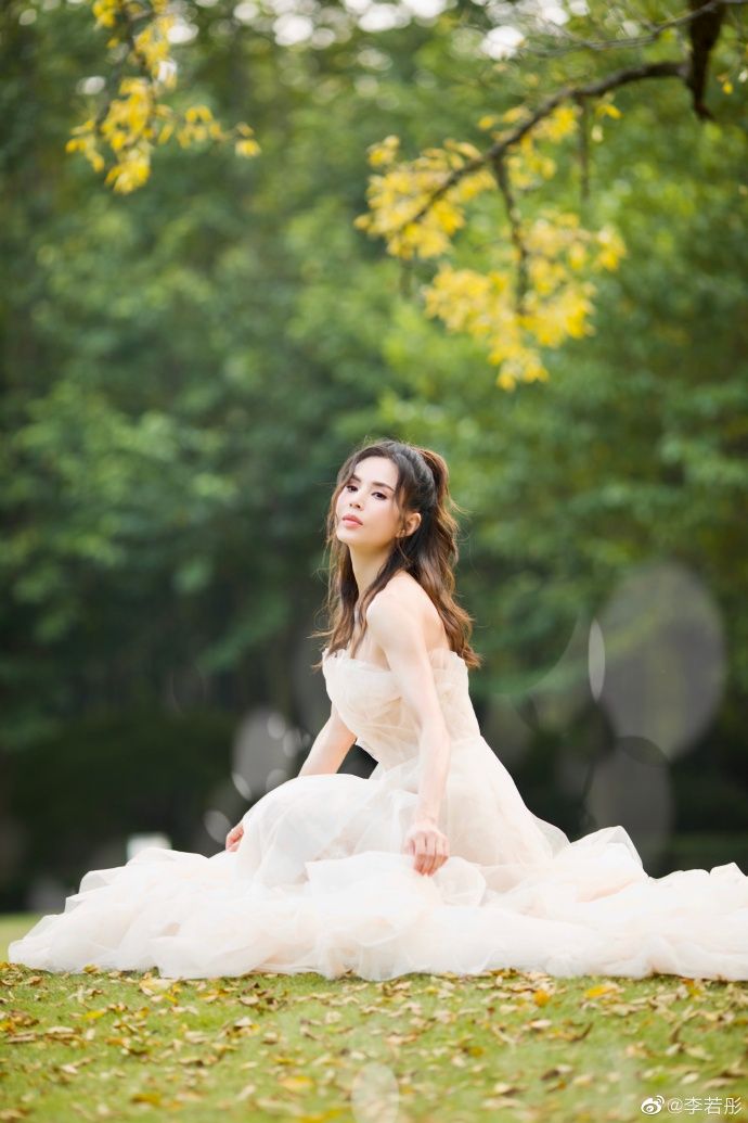 李若彤微博突晒婚纱造型照，引网友轰动﹕最美小龙女要嫁了吗？
