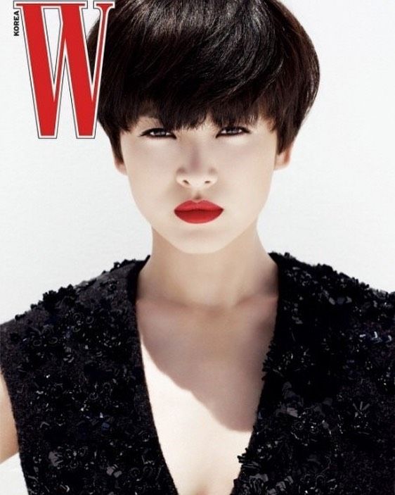 宋慧乔28岁时拍的杂志封面硬照：超短黑发、粗黑眼线、火红唇妆，加上锐利的目光