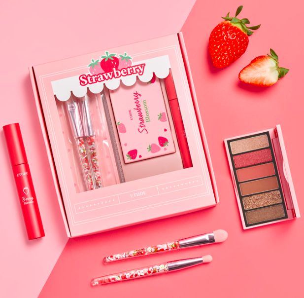 <b>韩国Etude House X Olive Young 推出限量「草莓彩妆系列」！粉嫩百</b>